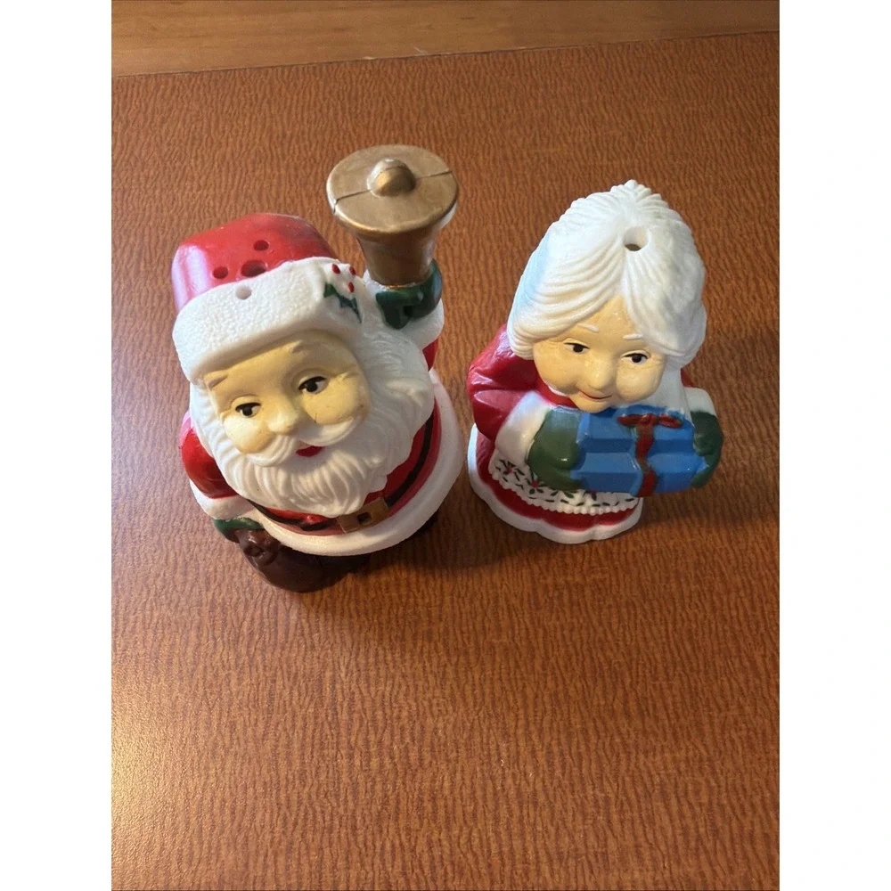 Vintage Santa & Mrs Claus Salt & Pepper Shakers YDC New York 1990